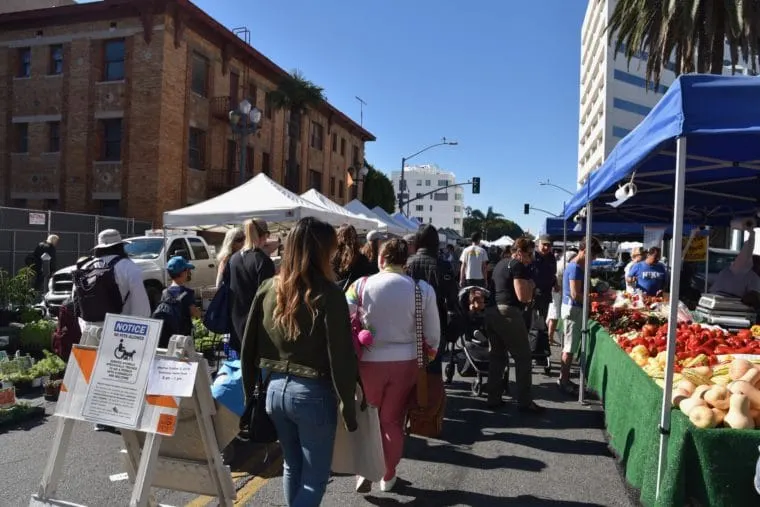 The Downtown Santa Monica Farmers Market is one of the great farmers markets in the Los Angeles area and one of the biggest in California. #losangeles #farmersmarket #santamonica #familytravel