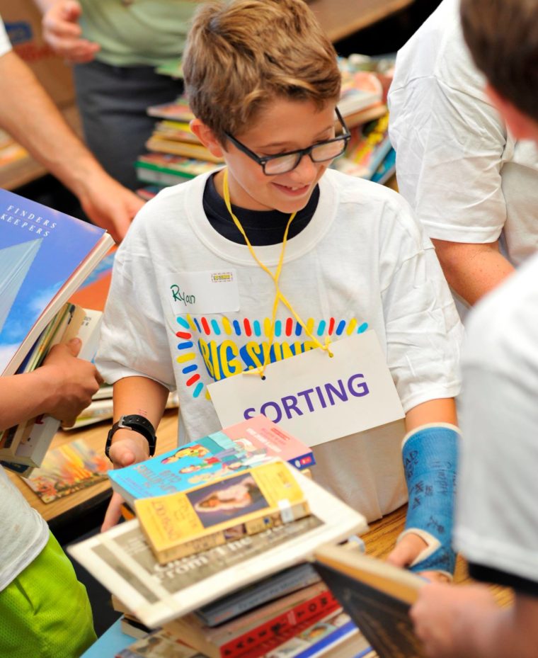 A student volunteering with Big Sunday in Los Angeles