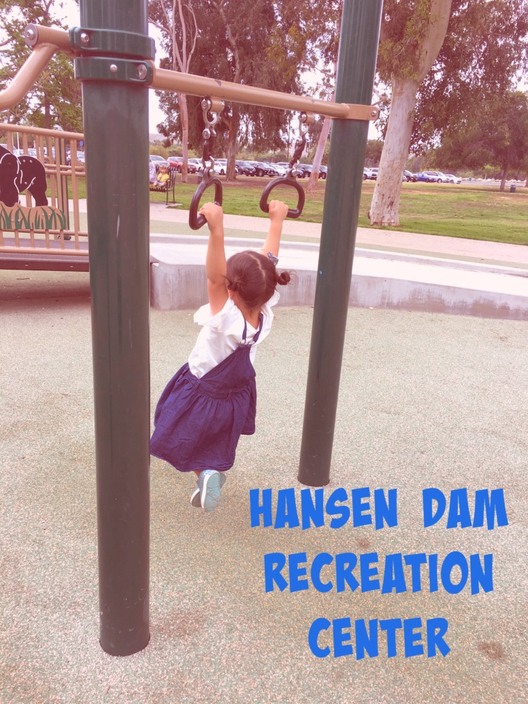 Hansen Dam Recreation Area, next to Discovery Cube Los Angeles, is a great park for kids and toddlers. You'll find lots of space to run around, play structures with swings, a skate park, picnic tables and much more! #losangeles #familytravel #discoverycube