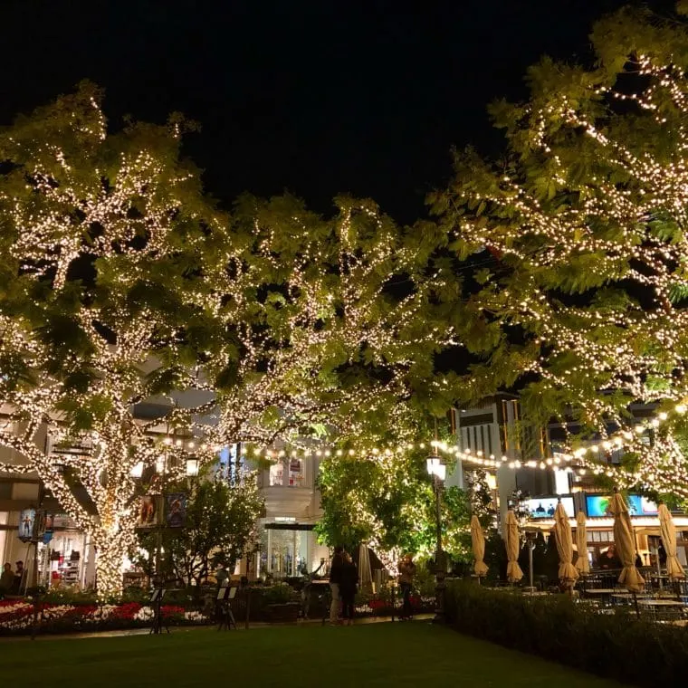 The Grove shopping center is one of the great places in Los Angeles to see Holiday Lights. There is also an amazing Santa's House for kids to see. #thegrove #holidaylights #christmaslights #mall #holidayshopping