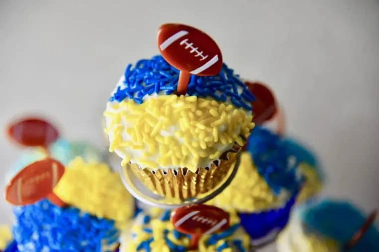 Easy Football cupcakes to celebrate the Los Angeles Rams. #larams #footballfood #cupcakes #sportscupcakes