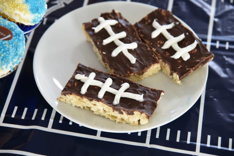 Easy Football marshmallow bars to celebrate the the big game this weekend. #footballfood #cupcakes #sportscupcakes