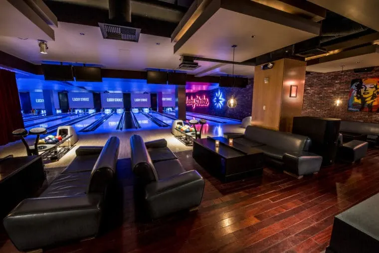 Lucky Strike at LA Live is one of the fun places to see the LA Rams take on the New England Patriots in the Super Bowl. #losangeles #familytravel #losangelesrestaurants