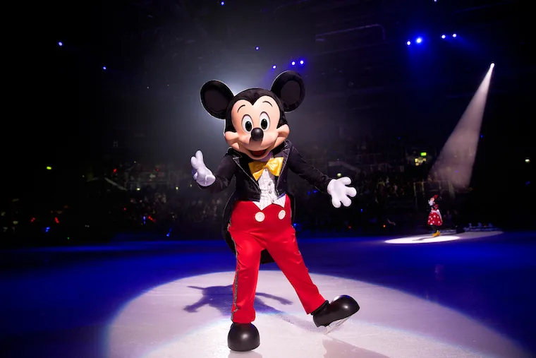 Mickey-Mouse-skating-in-Disney-on-Ice