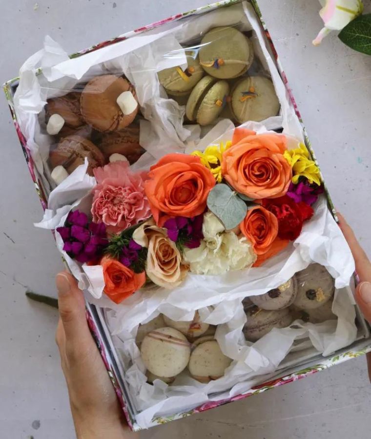DIY Macaron And Flower Gift Box