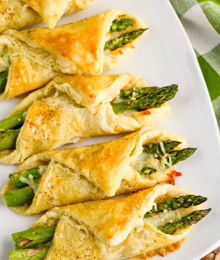 Cheesy Puff Pastry Asparagus Bundles