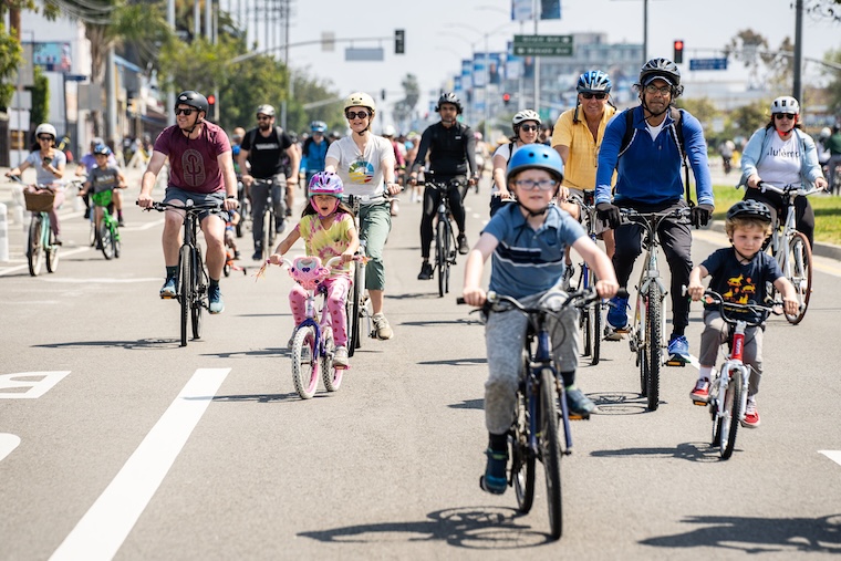 bicyclists on Venice Blvd for Ciclavia